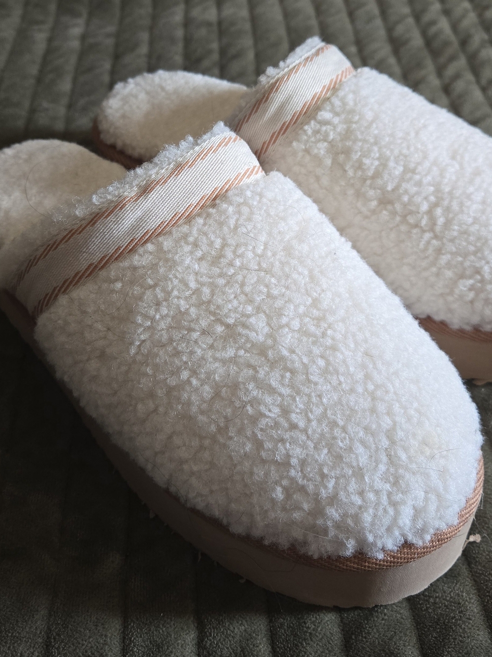 Cozy Cream Sherpa Women's Slip-On Slippers